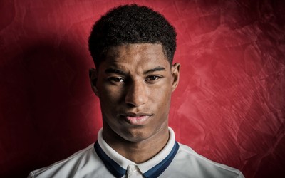 四季体育动态-拉菲尼亚庆祝时被泼水