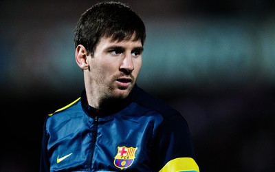 四季体育精华-穆德里克任意球划出诡异弧线